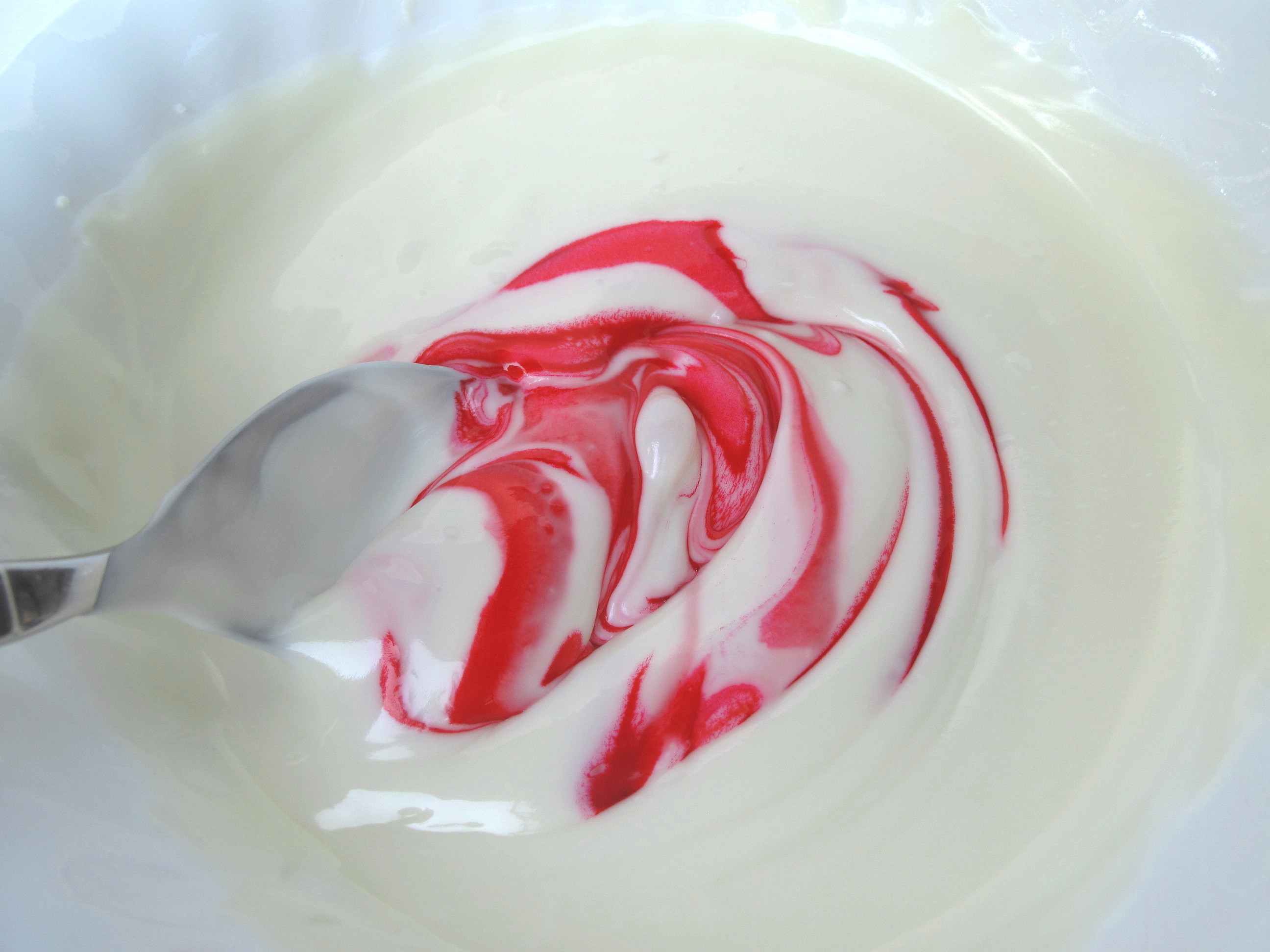 Can you put food coloring in white chocolate?