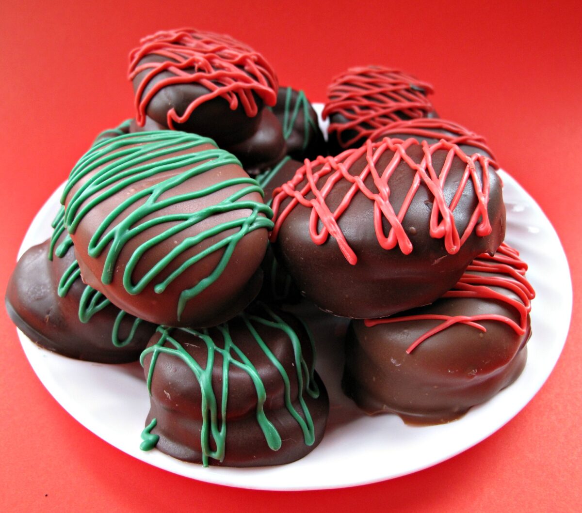 Cookies on a white plate on a red background.