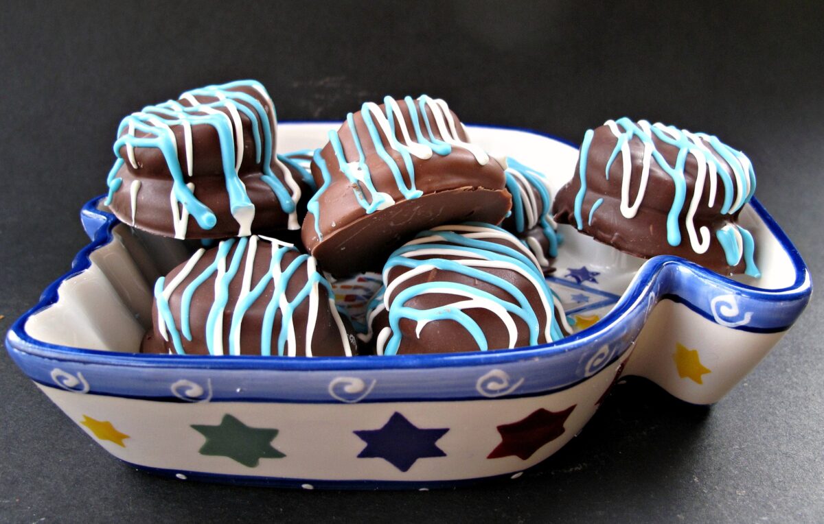 Copycat Mallomar cookies drizzled in blue and white for Hanukkah in a bowl.