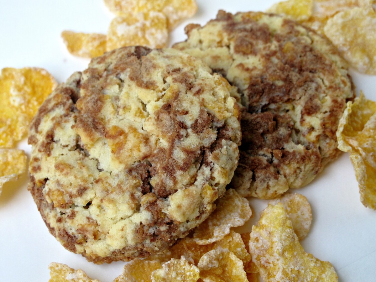 Closeup of chocolate-vanilla cookies with frosted flakes cereal.