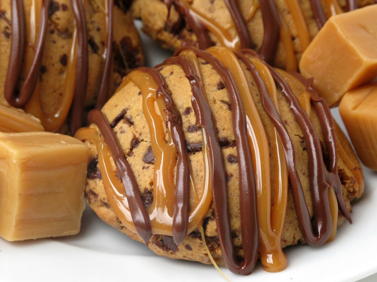 Closeup showing zigzag drizzle of chocolate and caramel over the top of the cookie.