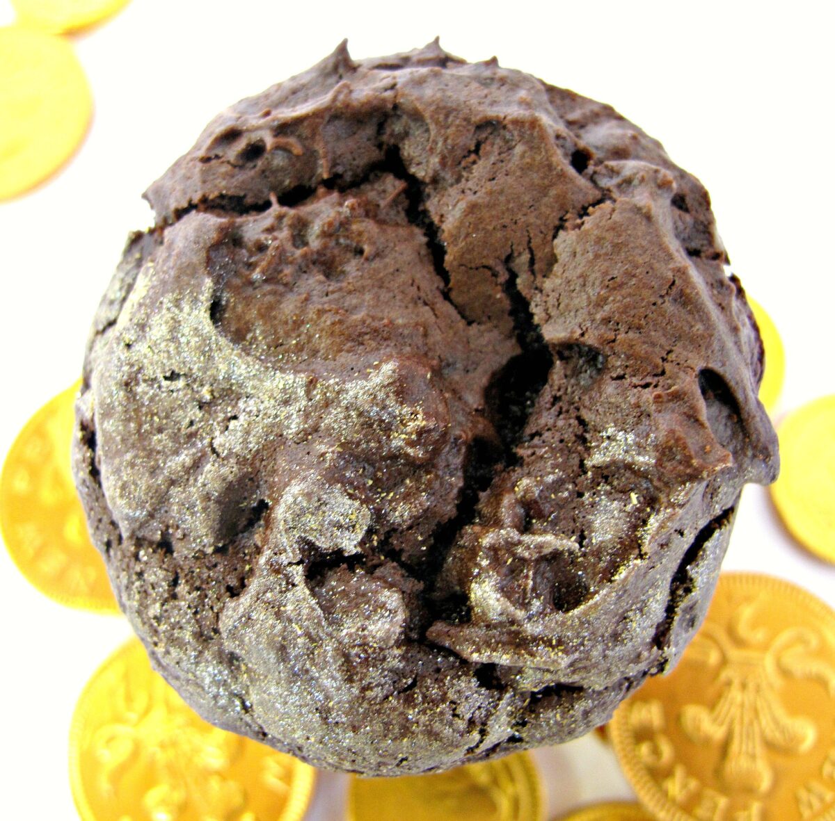 Closeup of cookie showing crackled top and gold dust coating.