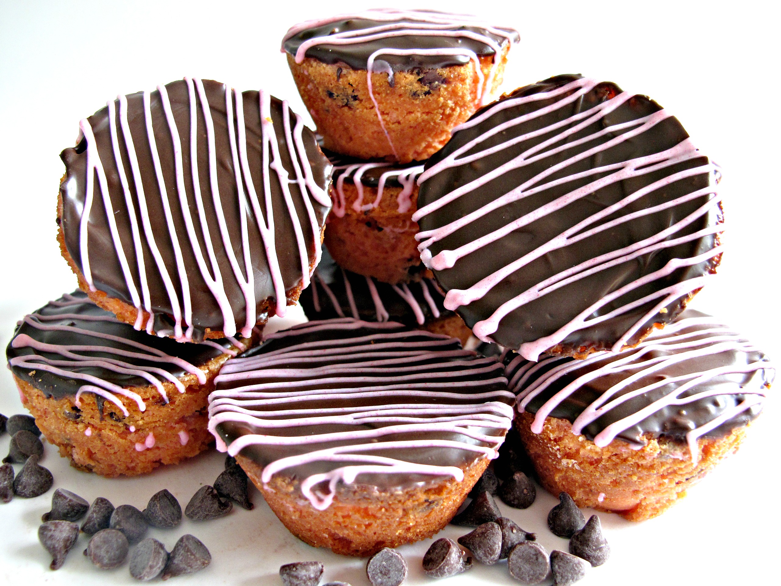 Blondies with chocolate covered tops decorated with pink zigzig drizzle.