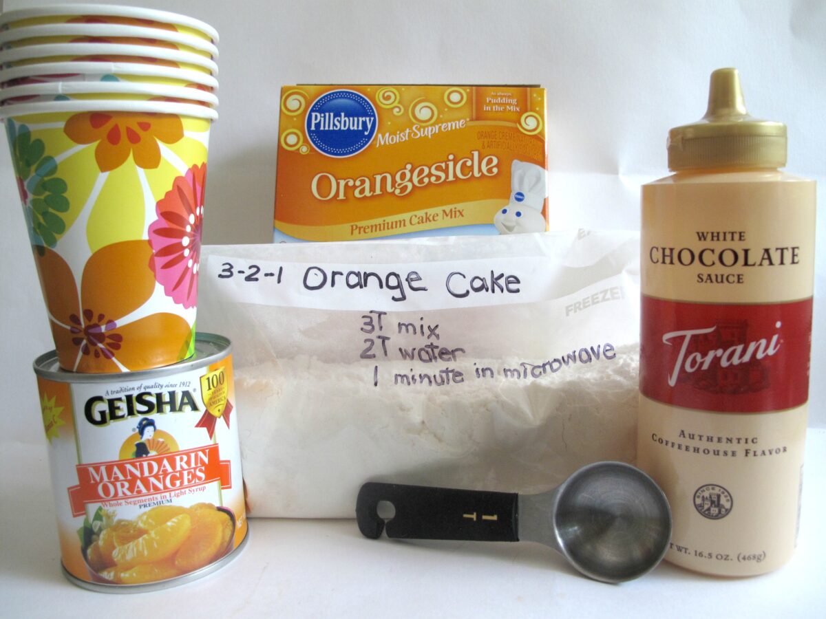 Ingredients: orange cake mix, 3-2-1 cake mix, white chocolate syrup, canned mandarine oranges, tablespoon, paper cups.