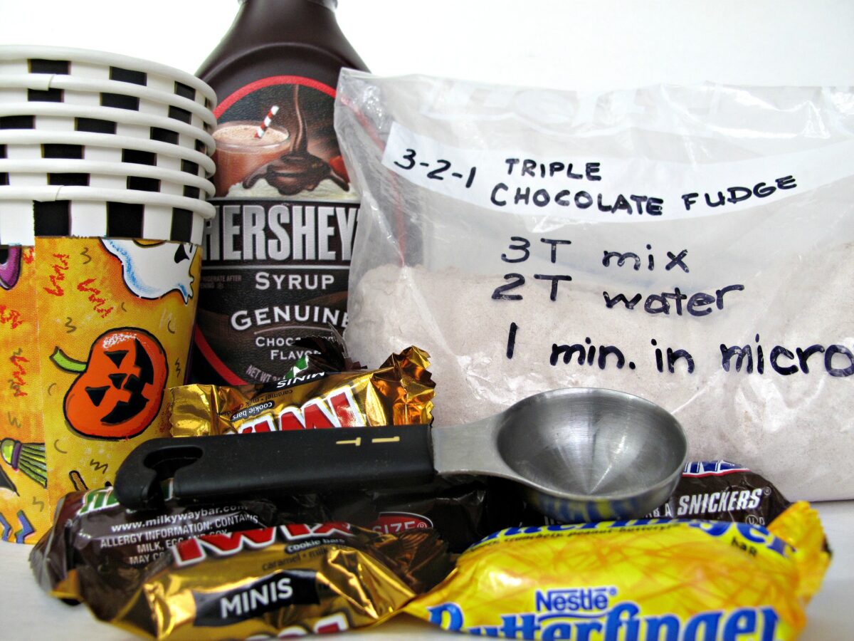 Ingredients: chocolate syrup, cake mix mixture, mini candy bars, tablesppon, paper cups.