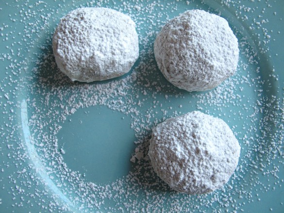 Cinnamon Snowball Cookies- crunchy cinnamon butter cookies coated in powdered sugar! |The Monday Box