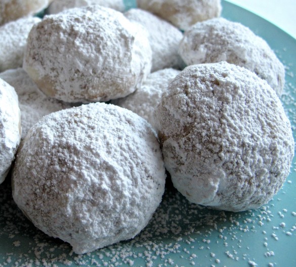 Cinnamon Snowball Cookies- crunchy cinnamon butter cookies coated in powdered sugar! |The Monday Box