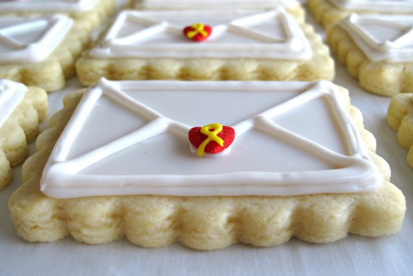 Valentine Envelope Sugar Cookies edge closeup showing ¼" thickness of the scalloped edge and the 3-dimensional icing with the envelope lines piped on top of the flat white icing.