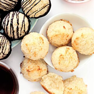 Plain and chocolate drizzled coconut macaroon cookies.