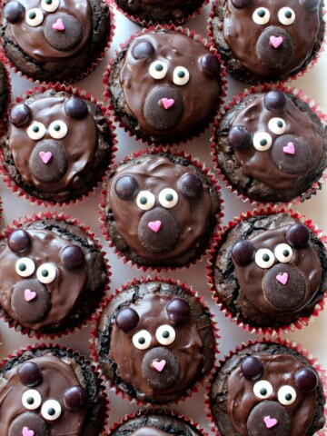 Chocolate brownie cupcakes decorated like bears