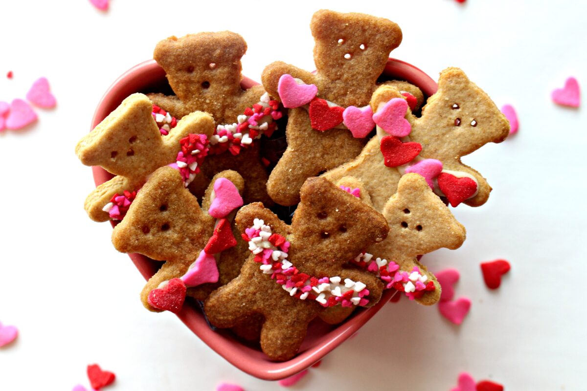 Bears cookies in a heart shaped bowl.